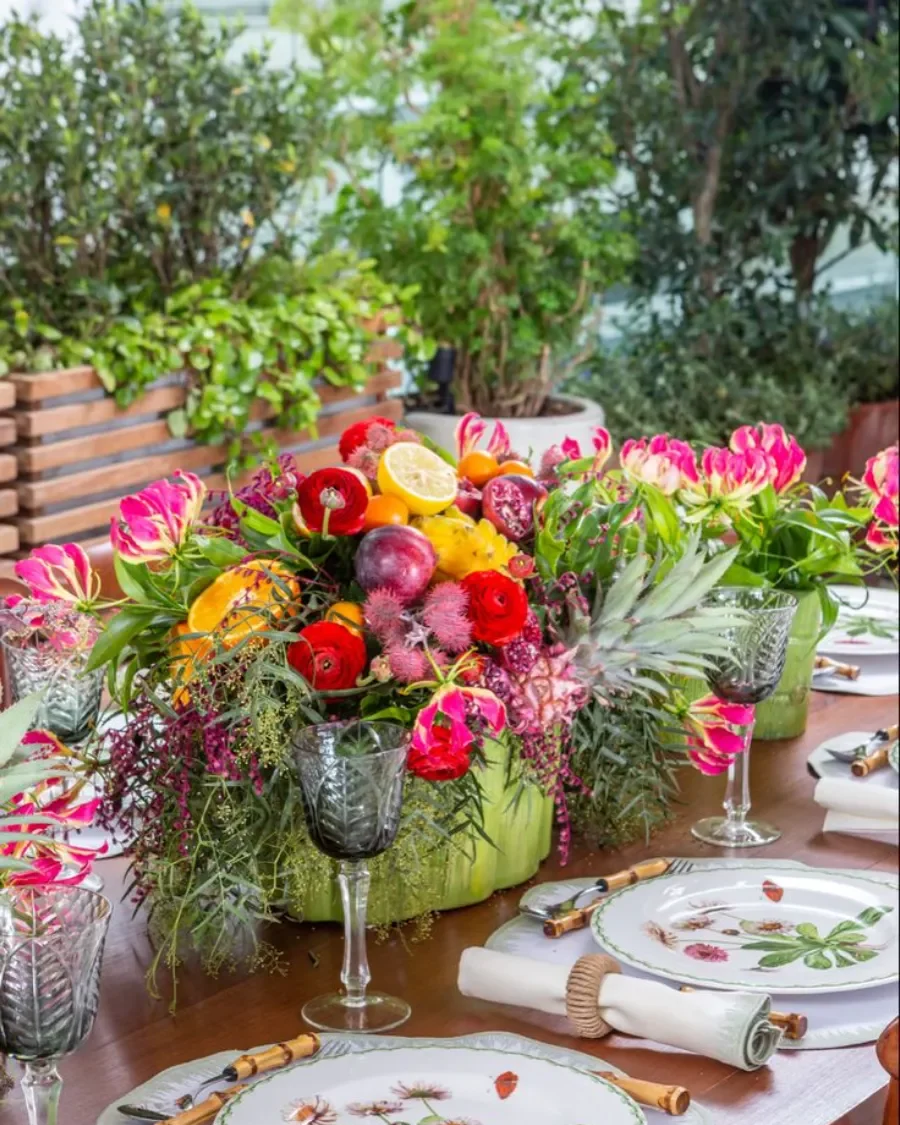 vaso com flores coloridas e frutas
