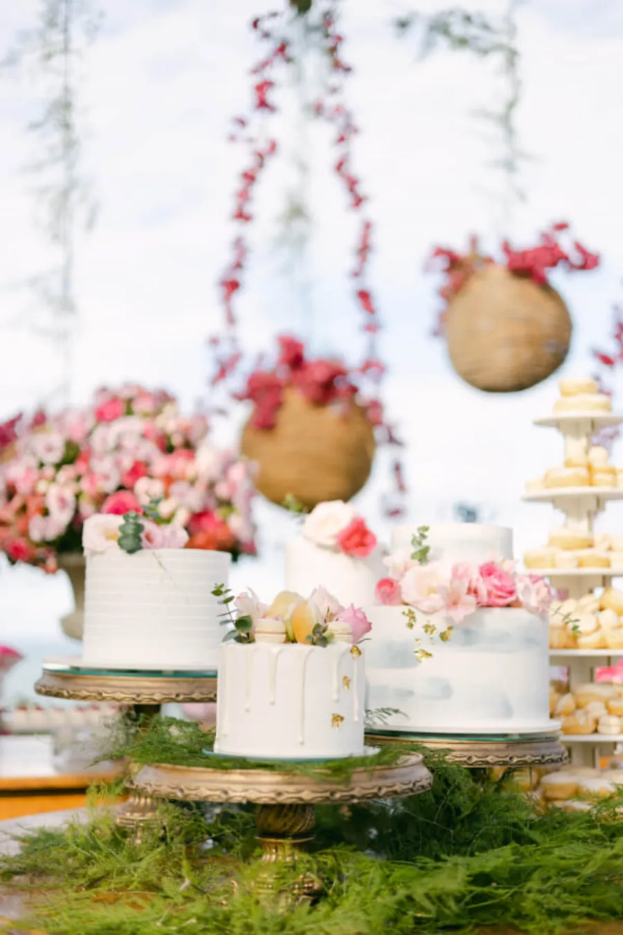 trio de bolos com flores