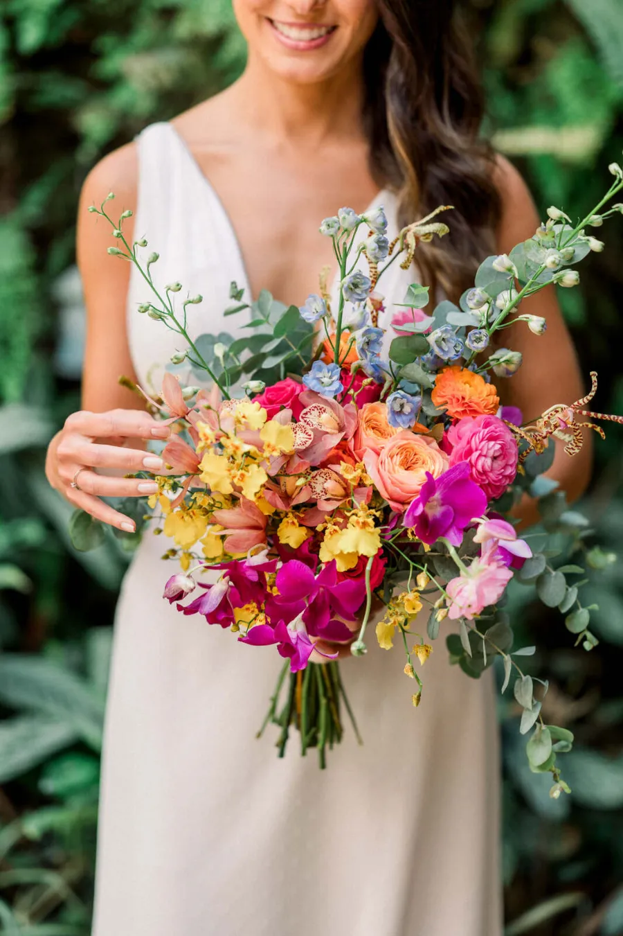 noiva com buque colorido