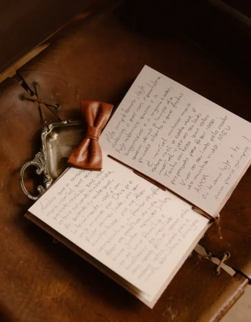 caderno com votos de casamento escrito à mão