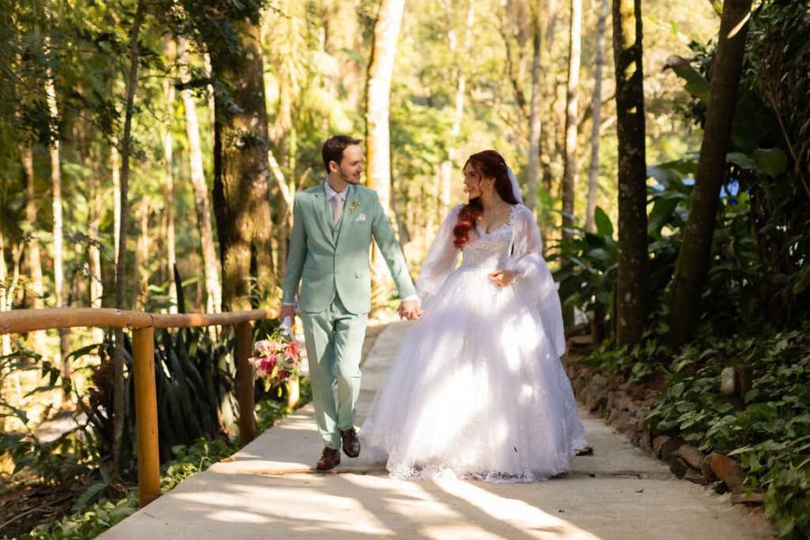 casal caminhando no Espaço Cantareira em meio a natureza