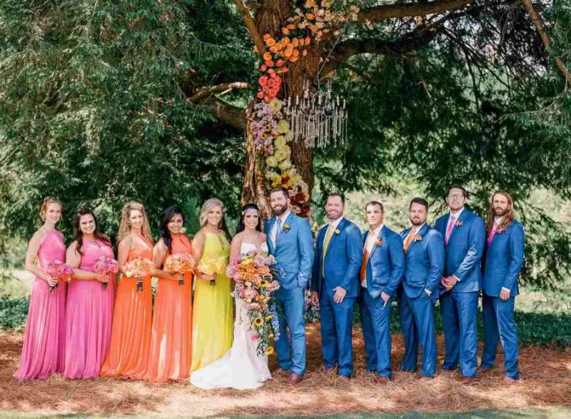 casamento com madrinhas de vestidos coloridos em um casamento ao ar livre