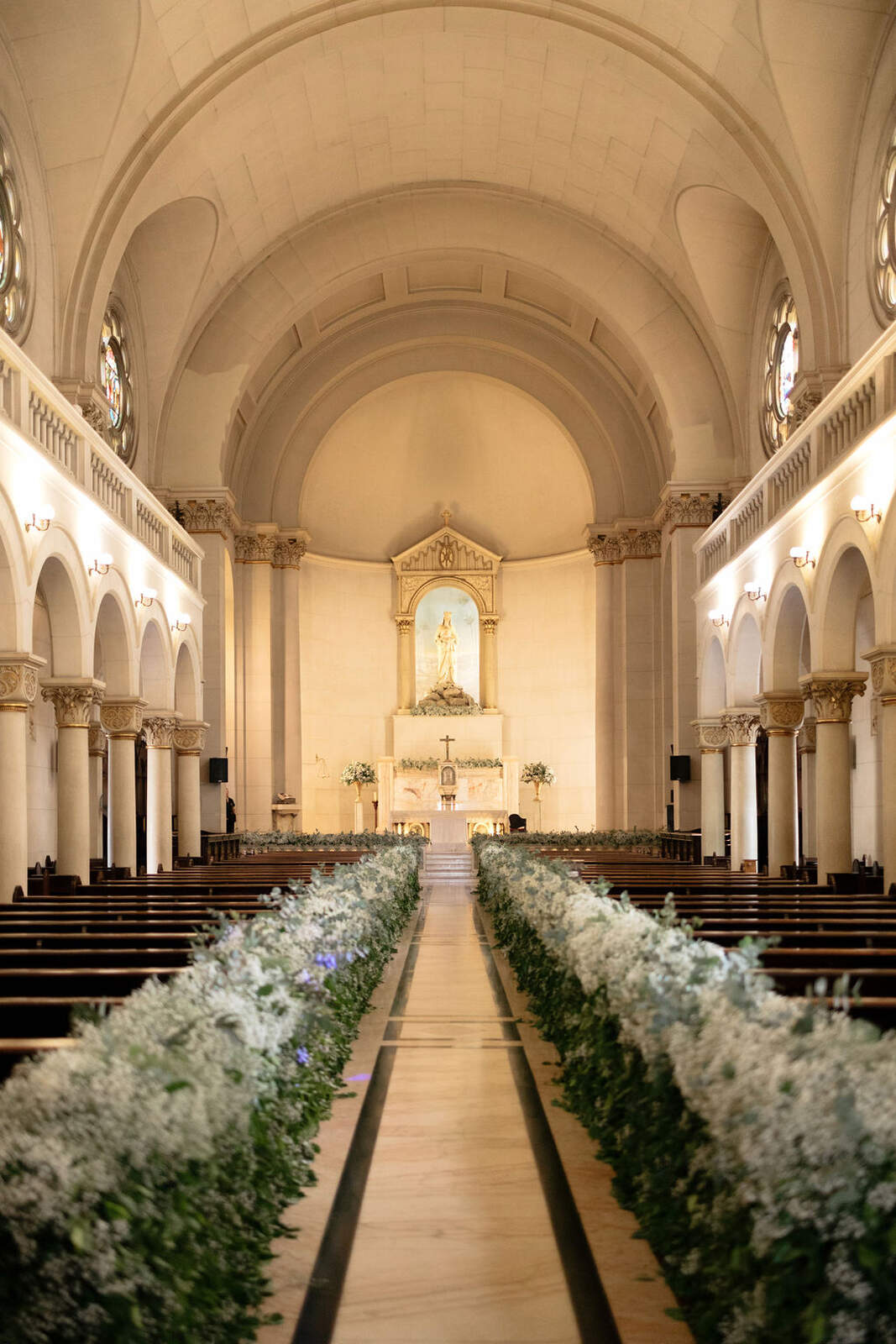 igreja com decoração branca e verde