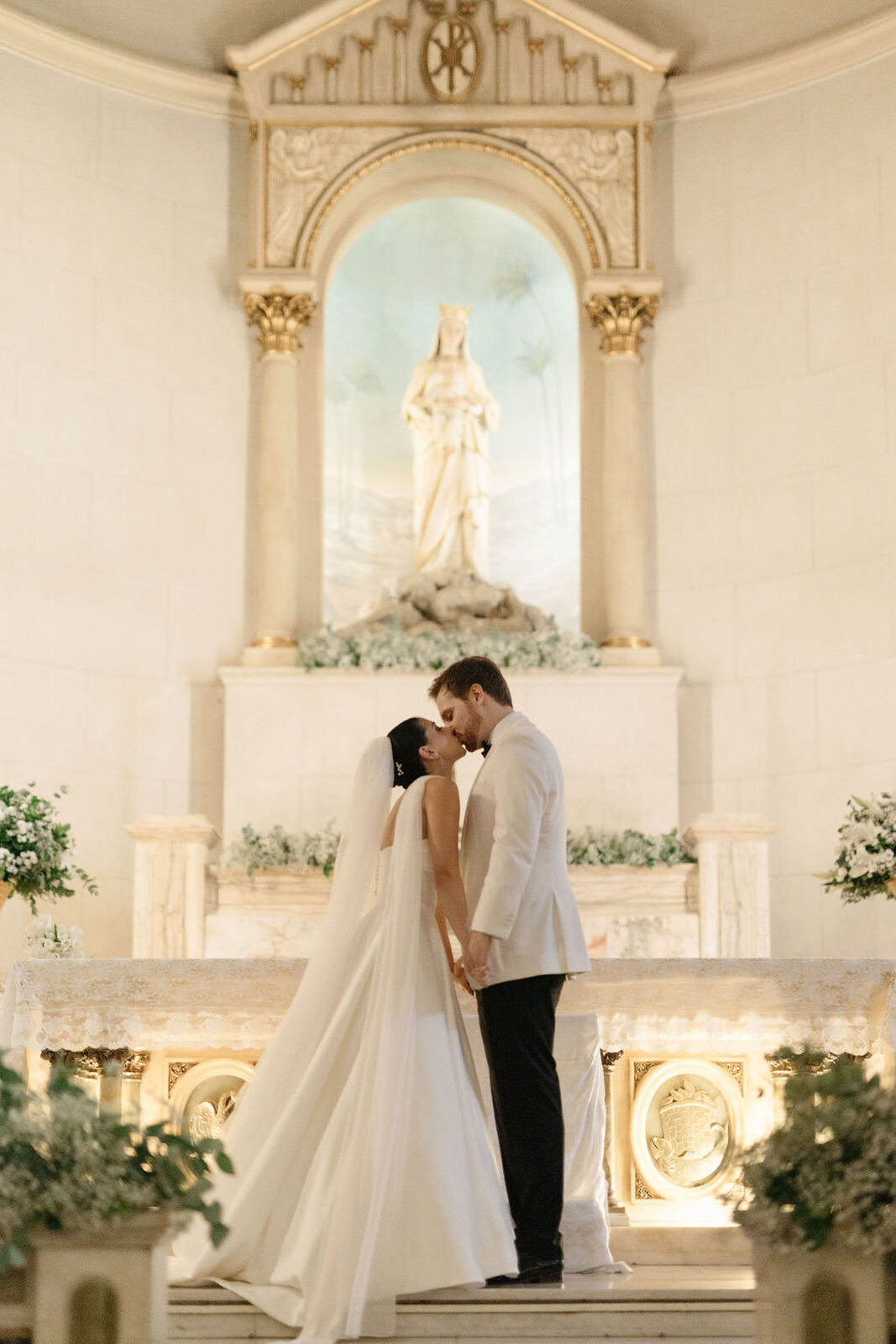 noivos se beijando no altar