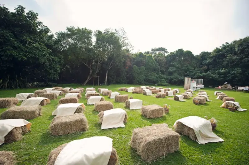 casamento Junia e Licius com feno de banco para os convidados ao ar livre
