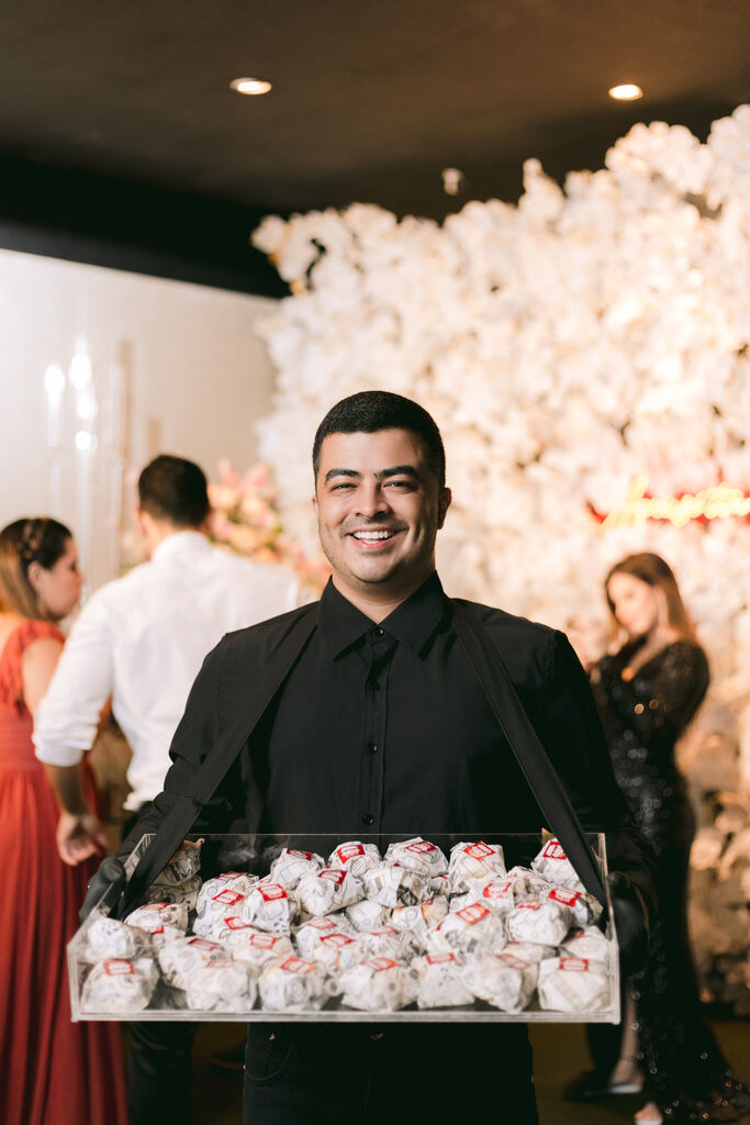 homem servindo bem-casados