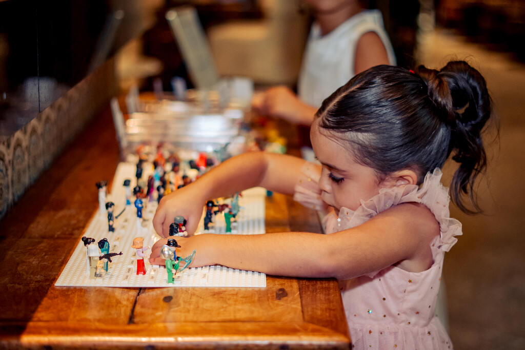 menina brincando com lego