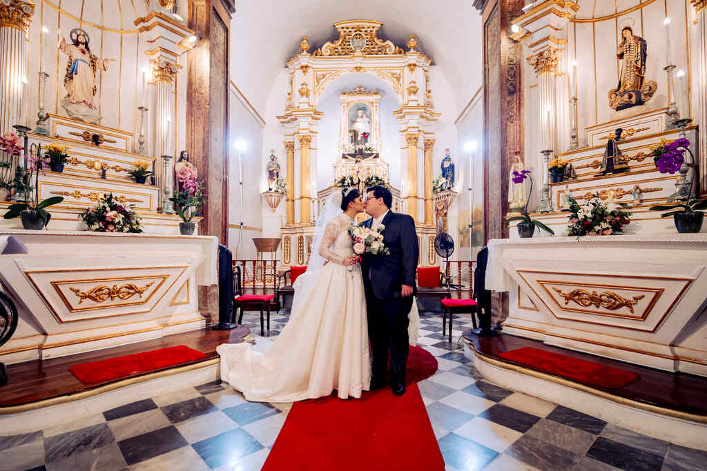 noivos se beijando na igreja