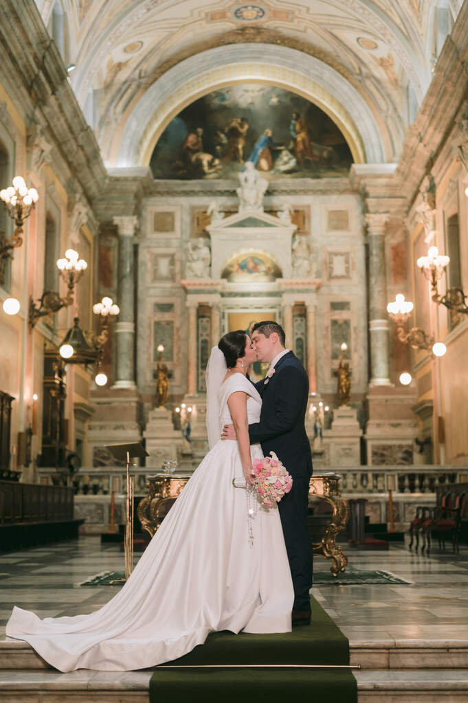 noivos se beijando no casamento na igreja