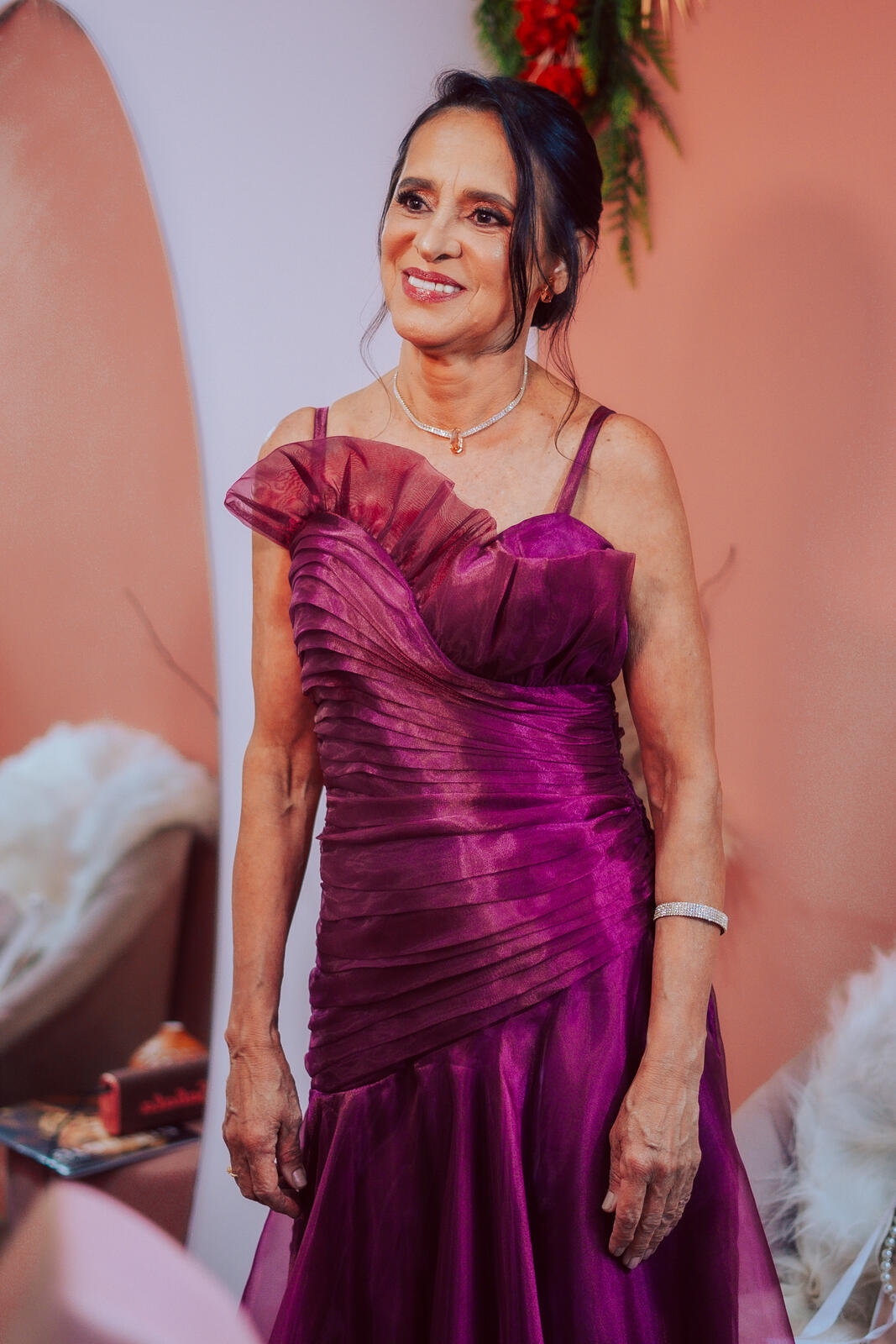 mãe da noiva com vestido roxo