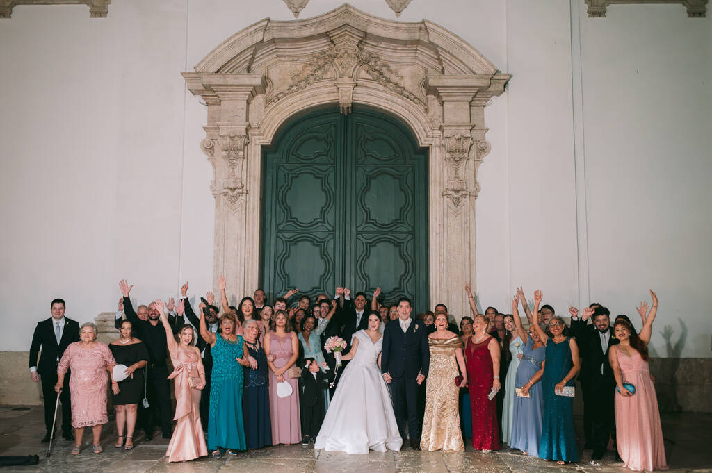 padrinhos e madrinhas na frente da igreja