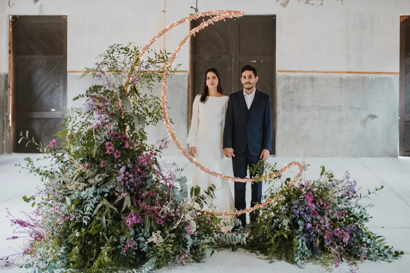 noivos em frente ao altar meia lua para Casamento tema "to the moon and back"