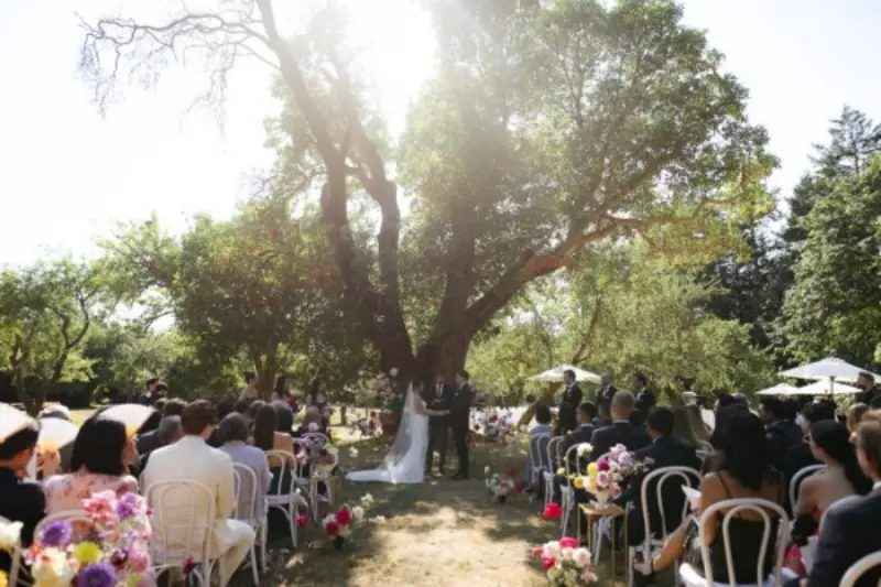 cerim&ocirc;nia ao ar livre no estilo r&uacute;stico 