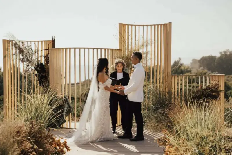 cerimônia de casamento moderna no deserto