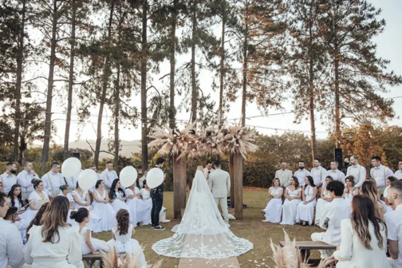 Convidados em casamento com tema all white