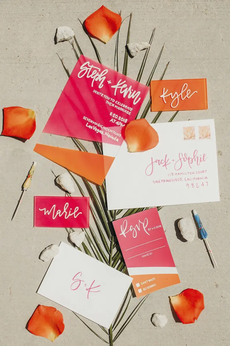 convite de casamento colorido em acr&iacute;lico rosa neon vibrante e caligrafia branca elegante