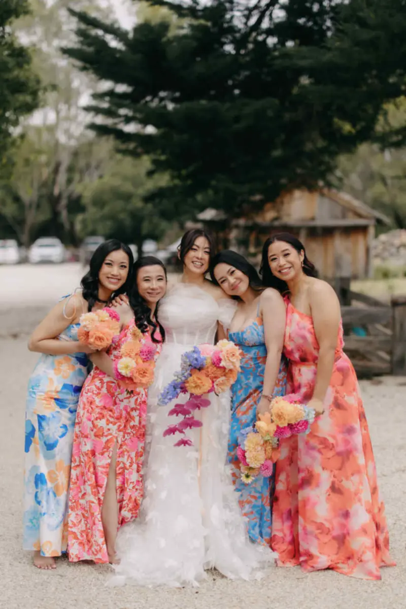  madrinhas com vestidos floridas
