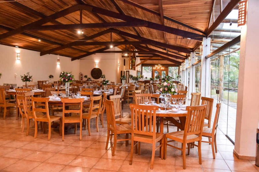 mesa e cadeiras de madeira para casamento