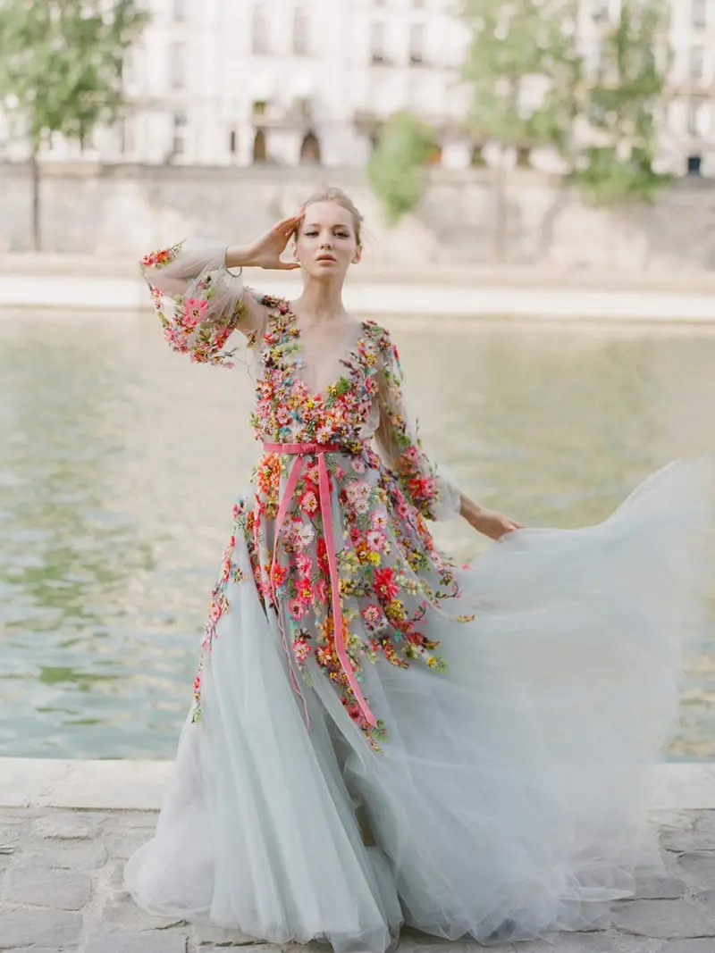 vestido de noiva estilo princesa decorado com flores coloridas tridimensionais