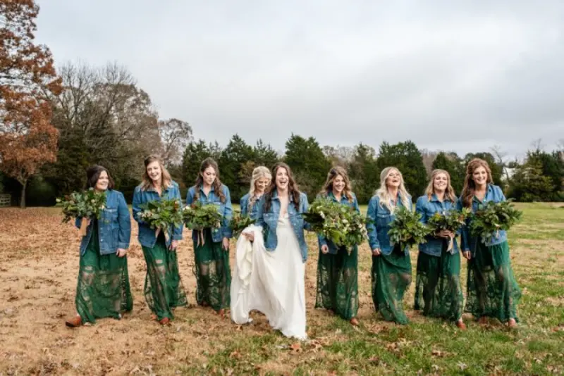 noiva e madrinhas andando ao ar livre de jaquetas 
