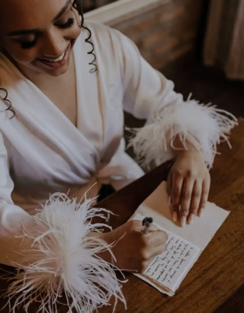 noiva escrevendo os votos de casamento