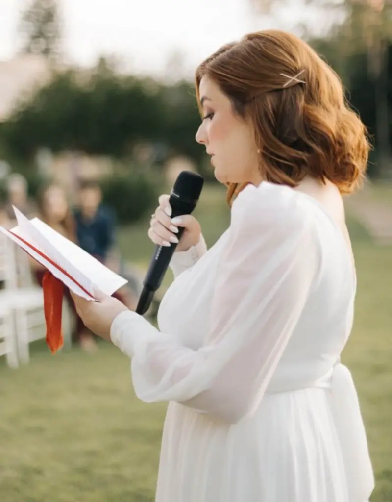 noiva lendo os votos para o noivo