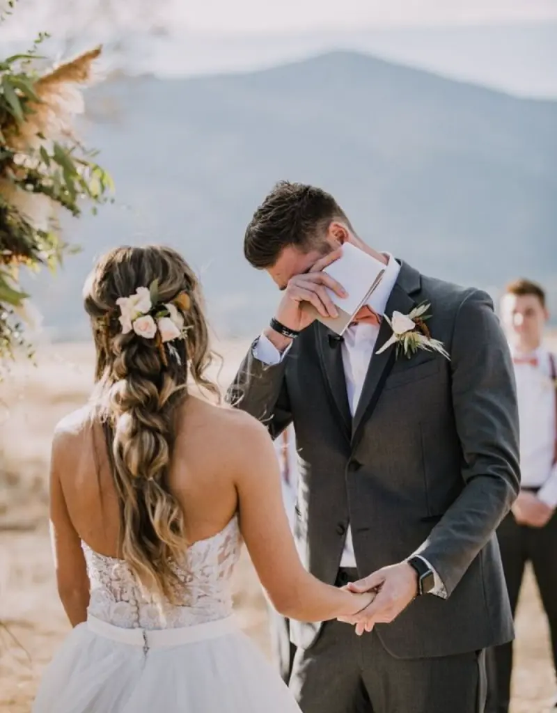 noivo chorando durante a leitura dos votos