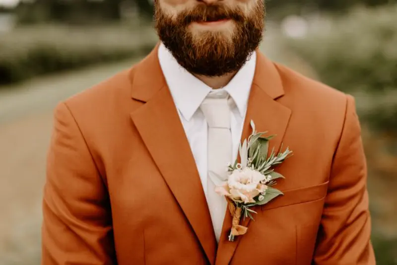 noivo de terno ocr&ecirc;