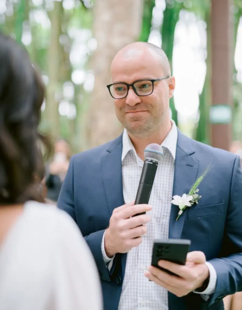 noivo emocionado em renovação de votos de casamento