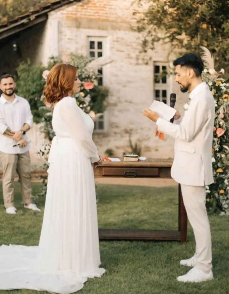 noivo lendo os votos de casamento para noiva