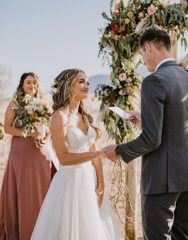 noiva segurando a mão do noivo emocionado durante a leitura dos votos