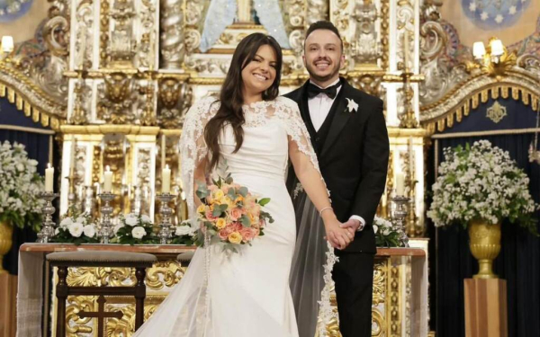 capa post: noivos em casamento na igreja