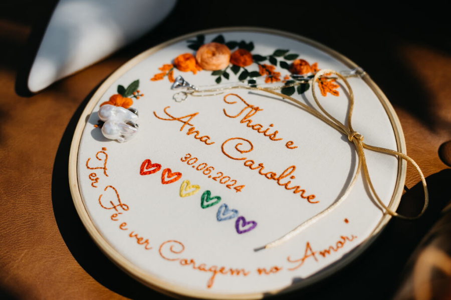 porta-aliança bordado com flores e nome dos nomes