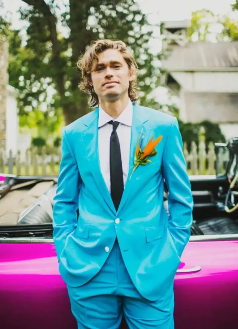 Traje do noivo casamento tema neon