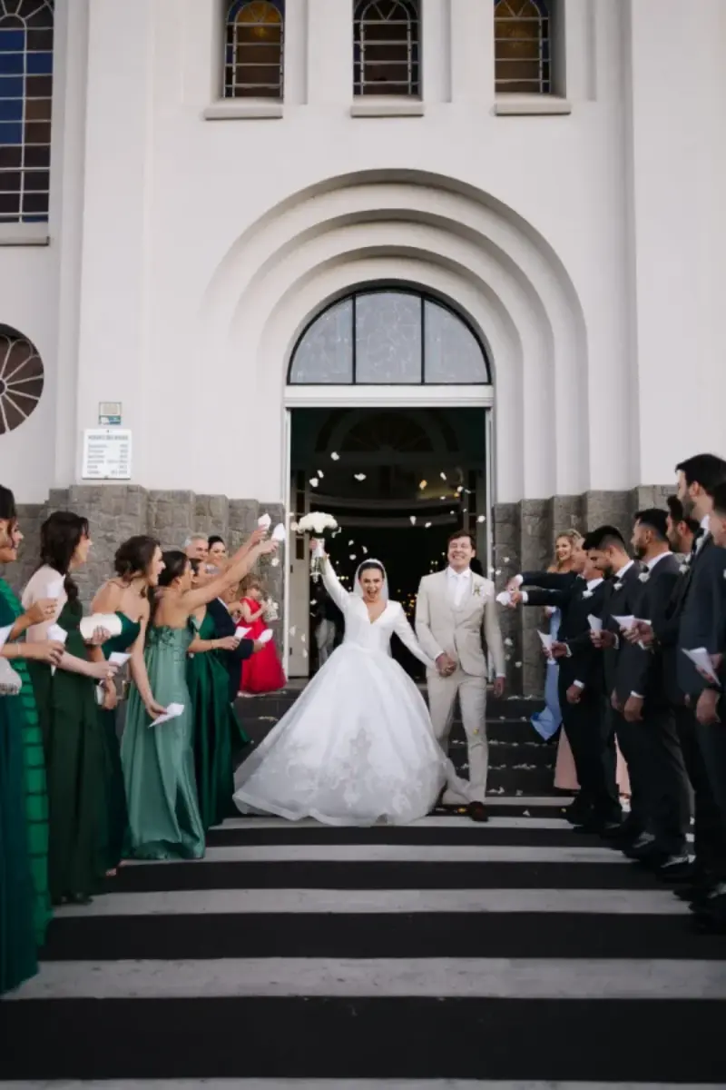 saída dos noivos casamento na igreja
