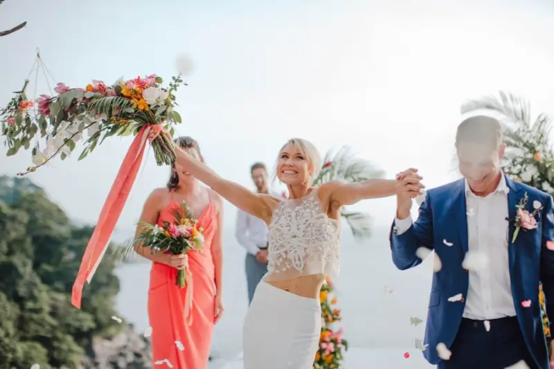 saída dos noivos em casamento tropical