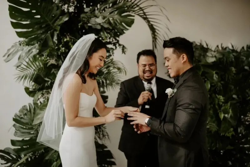 troca de alianças durante cerimônia de casamento