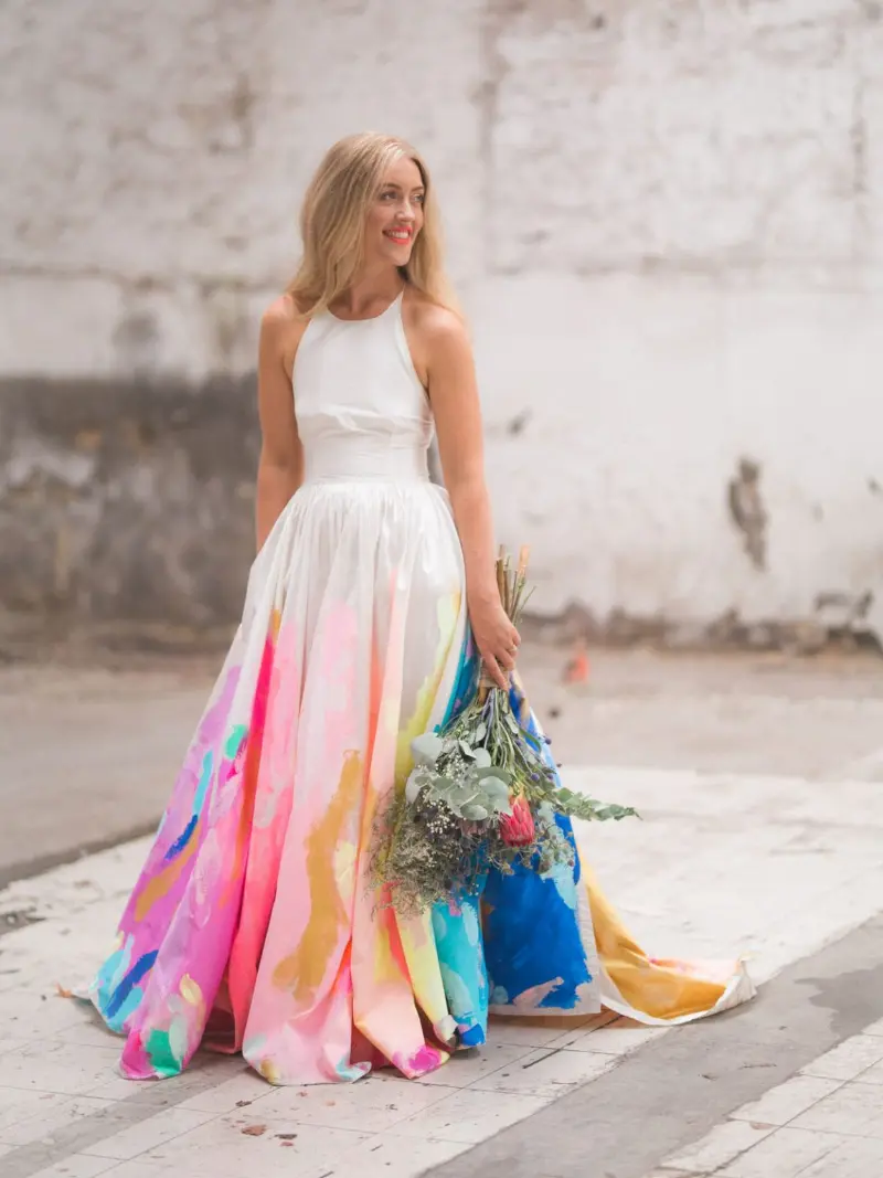 vestido de noiva colorido pintado &agrave; m&atilde;o, com cores vibrantes na cauda