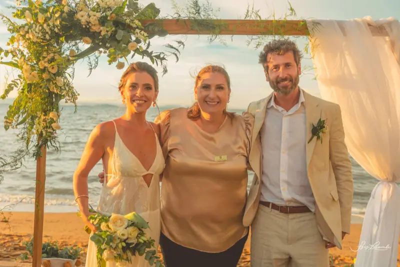 Leticia Horst Eventos ao lado de noivos ao por do sol