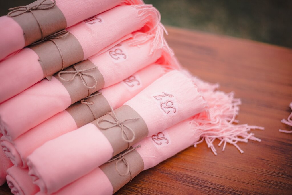 Pashmina rosa personalizada com iniciais dos noivos