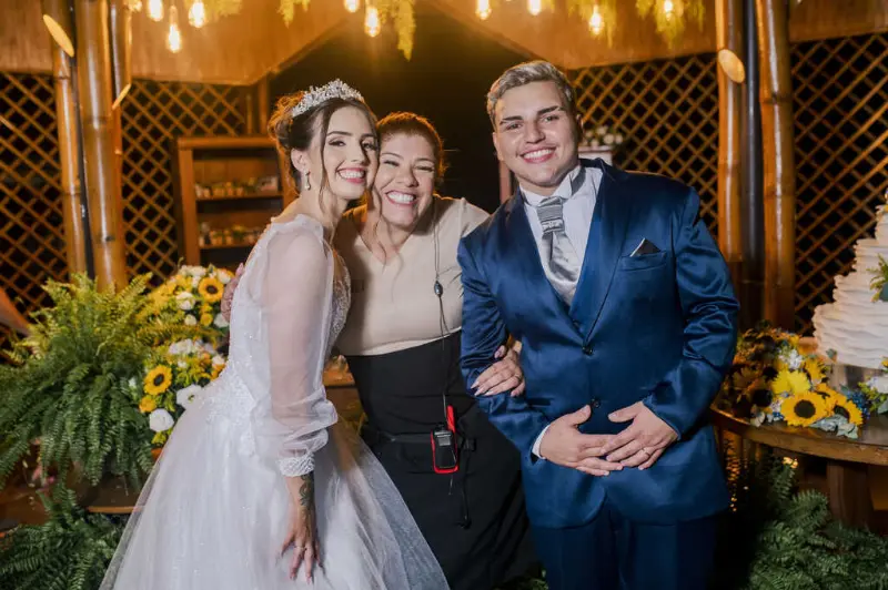 Sonhare Assessoria sorrindo abra&ccedil;ada aos noivos