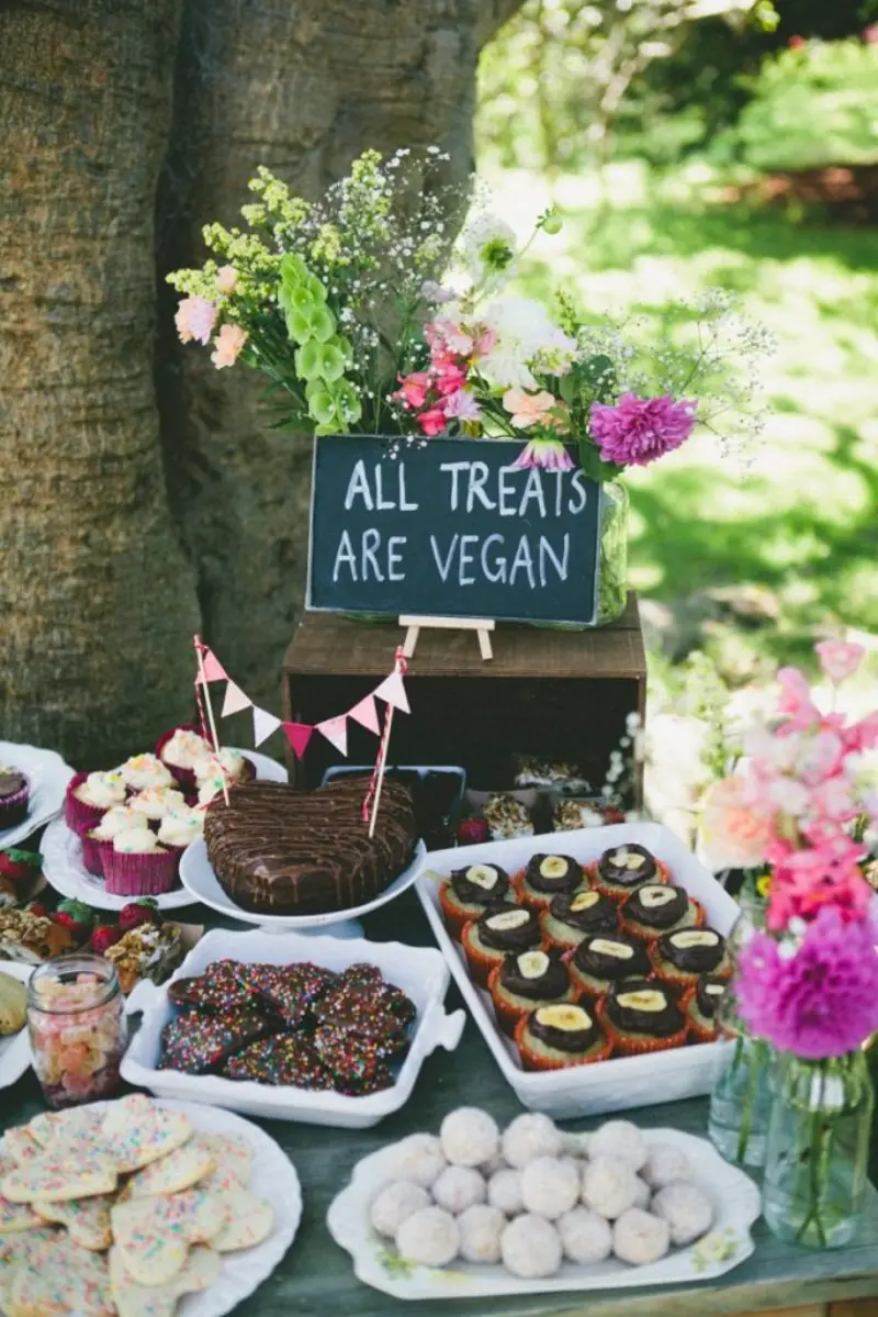 cantinho de sobremesa no casamento vegano