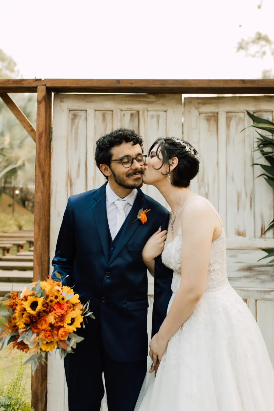 noiva beijando o rosto do noivo