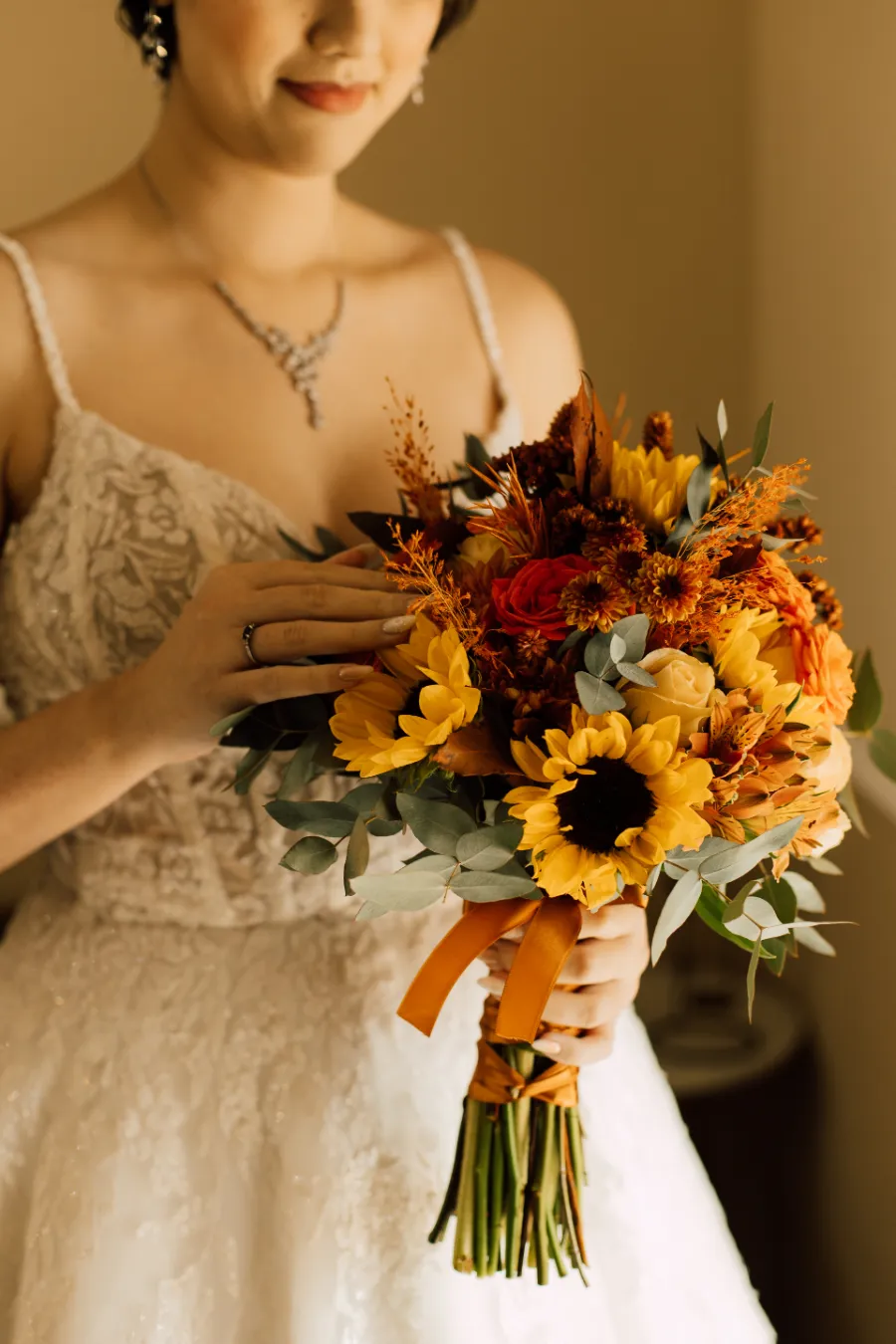 noiva com buque rústico e com girassois