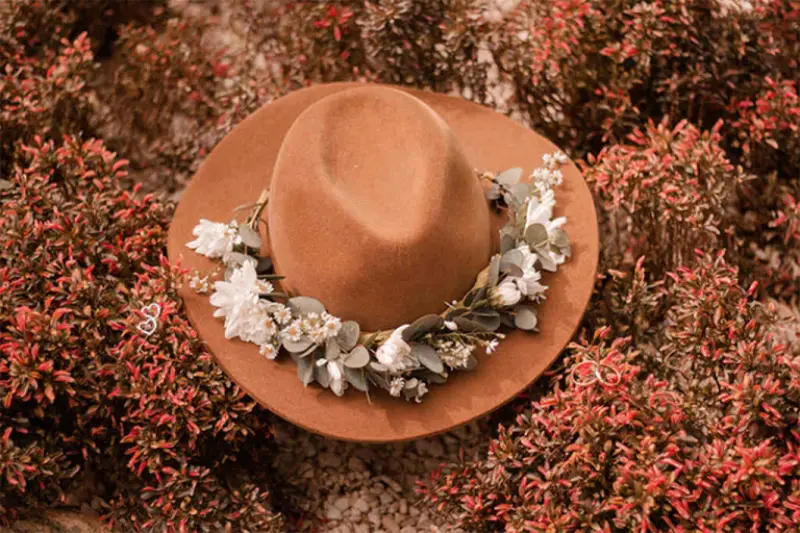 chapéu com flores para casamento no campo