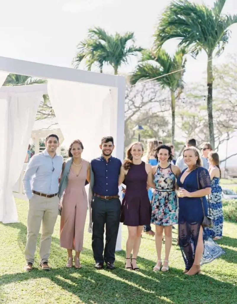 convidados no estilo esporte fino em casamento ao ar llivre