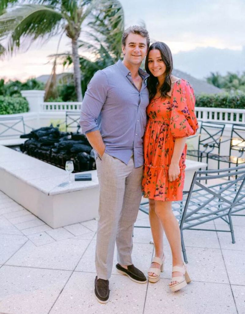 convidados no estilo esporte fino com mulher de vestido laranja curto e homem de calça social