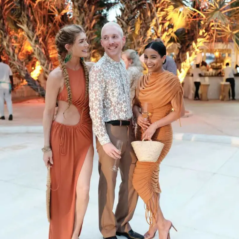 convidados com traje esporte fino