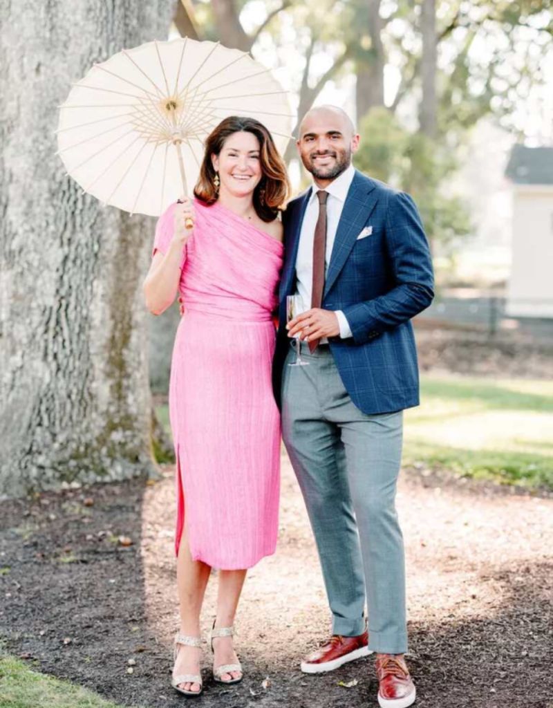 convidados vestido estilo esporte fino com mulher de vestido rosa e homem com a parte de cima do terno em azul