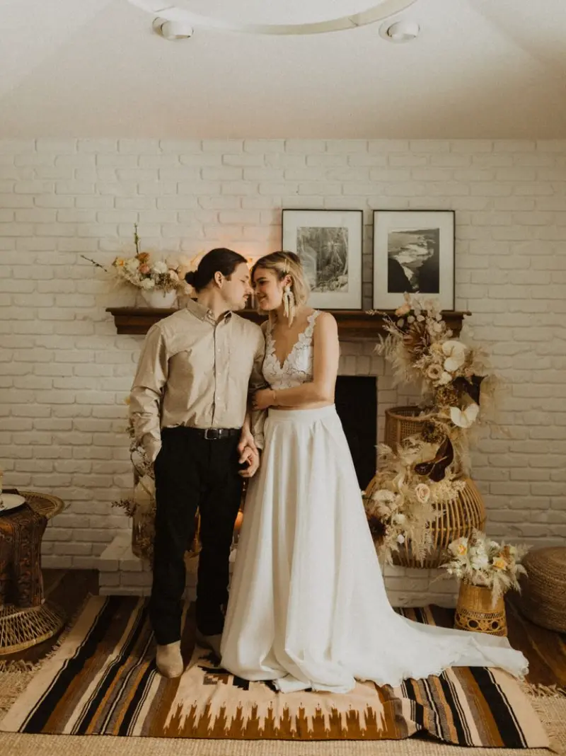  noivos na sala em casamento civil em casa